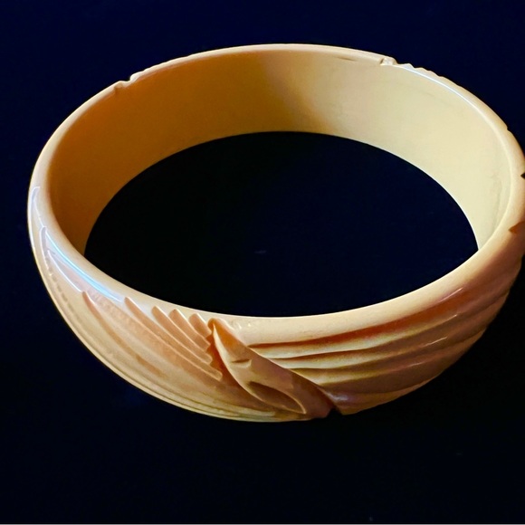 Carved Bakelite Yellow Bangle Bracelet Real Vintage Egg Yolk - Picture 8 of 9